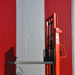 Handling equipment (loaders, stackers, lifting platforms)
